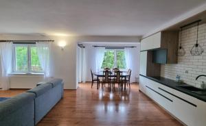Kuchyňa alebo kuchynka v ubytovaní Apartament Riviera z widokiem na kanał Augustowski