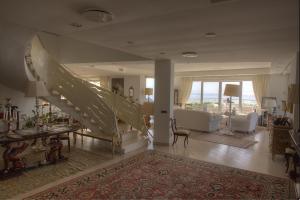 A seating area at Maison Blanche Taormina