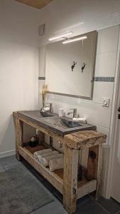 La salle de bains est pourvue d'un lavabo et d'un miroir. dans l'établissement LA GRANGE SAVOYARDE-Spa-Piscine-Proche lac-Charme-Détente- 3 Etoiles, à Lathuile