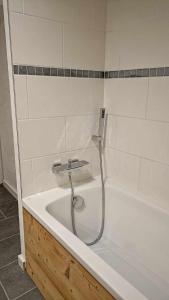 y baño con bañera y ducha. en LA GRANGE SAVOYARDE-Spa-Piscine-Proche lac-Charme-Détente- 3 Etoiles, en Lathuile
