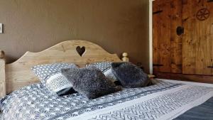 Ένα ή περισσότερα κρεβάτια σε δωμάτιο στο LA GRANGE SAVOYARDE-Spa-Piscine-Proche lac-Charme-Détente- 3 Etoiles