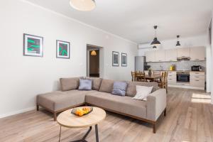 een woonkamer met een bank en een tafel bij Apartment Div in Lovran