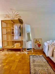 - un salon avec un miroir et un lit dans l'établissement Modern Couples Coastal Getaway MM, à Crikvenica
