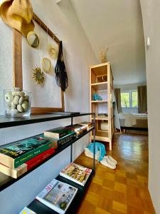 une chambre avec une étagère et des livres sur elle dans l'établissement Modern Couples Coastal Getaway MM, à Crikvenica