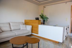 sala de estar con sofá y mesa en domus hospitality, en Vourvourou