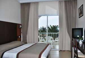 Postel nebo postele na pokoji v ubytování El Mehdi Beach Resort ex Primasol El Mehdi