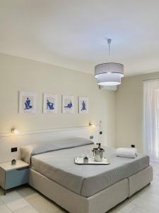 um quarto com uma cama grande e uma bandeja em Scala dei Turchi Palace Suites em Realmonte