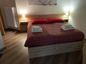 een slaapkamer met een bed met twee handdoeken erop bij Ski Paradise in Breuil-Cervinia