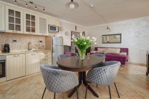 een keuken en een woonkamer met een tafel en stoelen bij Apartments Konoba 224 in Kotor
