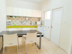 Kuchyň nebo kuchyňský kout v ubytování Coral guest house Netanya