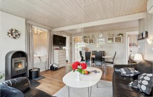 Stunning Home In Assens With Kitchen في Næs: غرفة معيشة مع أريكة وطاولة