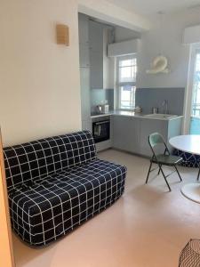 una sala de estar con un sofá y una mesa en Monolocale Scalo di Porta Romana, en Milán
