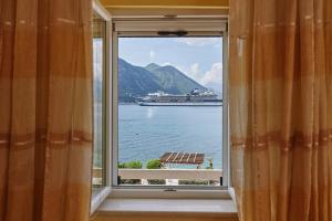 een raam met uitzicht op een cruiseschip bij Apartments Konoba 224 in Kotor