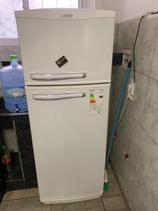 refrigerador congelador blanco sentado en una cocina en Departamentos Patico en Santa Rosa de Calamuchita