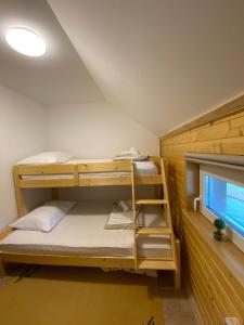 Двухъярусная кровать или двухъярусные кровати в номере Green cottage
