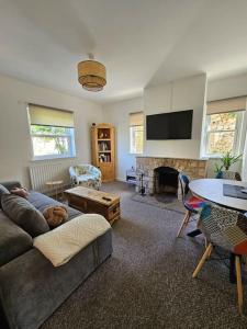 un soggiorno con divano e tavolo di Ravensworth Cottage a Ravensworth