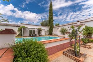 a swimming pool in the backyard of a house at Casa Rural con piscina- Tierra de Barros in Solana de los Barros