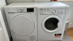 una lavadora y una secadora blancas sentadas una al lado de la otra en Appartement confortable de 80m2 Centre ville de Quimper & Parking privé, en Quimper