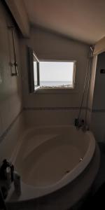 Koupelna v ubytování Maison chaleureuse, vue mer avec belle terrasse, + 11 fotografií