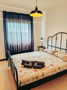 een slaapkamer met een bed met kussens erop bij Golden Place - Seixal in Arrentela