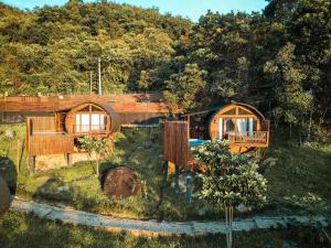 an overhead view of a wooden cabin in the woods at Kairos Deluxe in Melgar