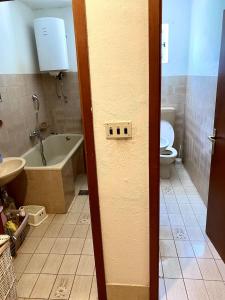 ein Badezimmer mit einer Badewanne, einem WC und einem Waschbecken in der Unterkunft DaMa in Kaštela