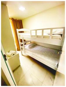 a small room with two bunk beds in it at Aquarius Residence in Fortaleza