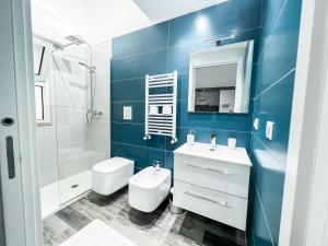 bagno blu con servizi igienici e lavandino di Natola's Home Beach a Margherita di Savoia