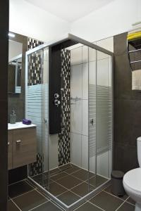 uma cabina de duche em vidro numa casa de banho com WC em Water Lily Boutique B&B and Bungalow em Hévíz