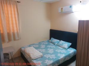 阿克拉的住宿－Affordable lovely apartment 3，一间小卧室,配有一张蓝色床单