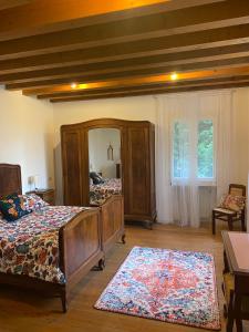 um quarto com 2 camas e um espelho grande em Al Rustico em Bassano del Grappa