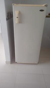 a white door in a room with a tile floor at Cómodo Apartamento, Hacienda Peñaliza - Ricaurte in Ricaurte