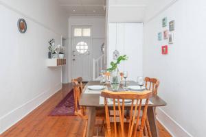 comedor con mesa de madera y sillas en Enchanting Abode in Rosebank, en Ciudad del Cabo