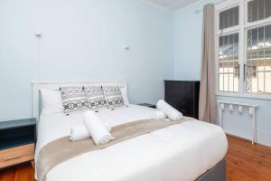 מיטה או מיטות בחדר ב-Enchanting Abode in Rosebank
