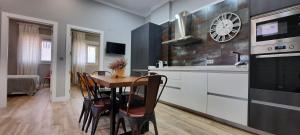a kitchen with a table and chairs in a room at Cruces Hospital Metro in Barakaldo