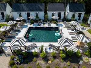 an overhead view of a swimming pool with umbrellas and chairs at Wanderer Cottages in Kennebunk