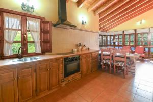 Кухня или мини-кухня в Apartamentos Rurales El Cuetu
