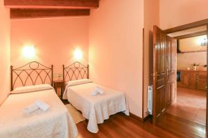 Кровать или кровати в номере Apartamentos Rurales El Cuetu