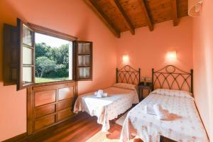 Кровать или кровати в номере Apartamentos Rurales El Cuetu