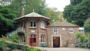 una gran casa de ladrillo con puerta roja en Number36, hills garden access, unique retreat en Great Malvern