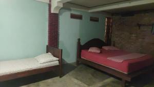 Lawang Inn Restaurant & Jungle Trek客房内的一张或多张床位