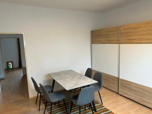 a dining room with a table and chairs at Apartment Regina, schnelles Internet in Knittelfeld