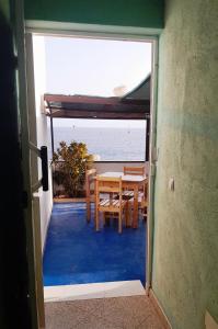 een kamer met een tafel en uitzicht op de oceaan bij Pousada Villa Concetta in Cidade Velha
