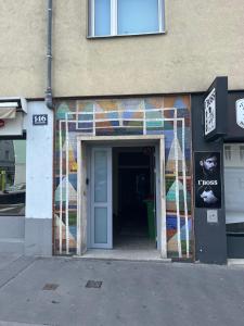 een gebouw met een kleurrijke mozaïekmuur naast een deur bij Apartment Vienna Niko in Wenen