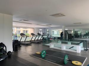 un gimnasio con un montón de sillas y una mesa en Ghana luxury Apartments, en Accra