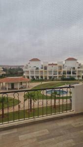 Aussicht aus einem Fenster eines Gebäudes mit einem Pool in der Unterkunft bel appartement de vacances in Saidia 