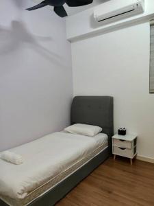 a bed in a room with a ceiling fan at M Vertica kl 3r2b 7 pax cosy house 3min mrt, sunway velocity mall, 8min ikea in Kuala Lumpur