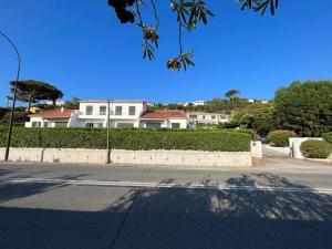 een straat met een huis op de achtergrond en een straat met bij Vue mer, Mas T3 de 60m2, Nartelle - Sardinaux in Sainte-Maxime