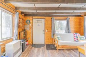 um quarto com uma cama, uma janela e uma porta em A Cabin You Won't Want to Leave em Fairbanks