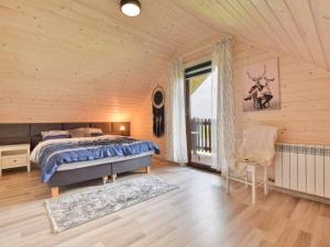 ein Schlafzimmer mit einem Bett und einem Fenster in einem Zimmer in der Unterkunft Domek Leniuchowo in Rabka-Zdrój